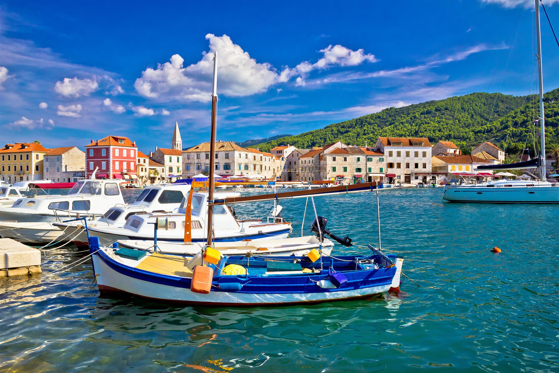 Sonniger Hafen auf Hvar mit Booten und türkisblauem Wasser