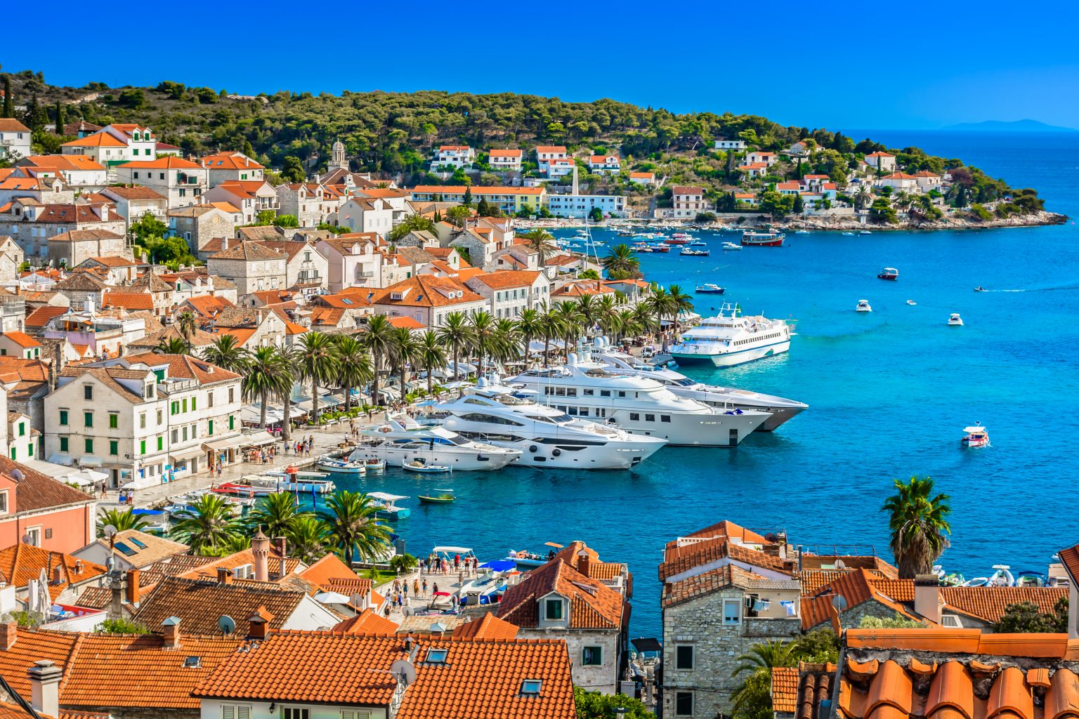 Hvar-Stadt mit Altstadt, Festung und Hafen aus der Luft